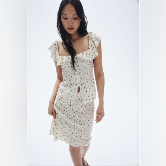 H&M Knee-length skirt -
Cream/Floral -Size Large-Elastic Waist-Skirt Only - Picture 3 of 10
